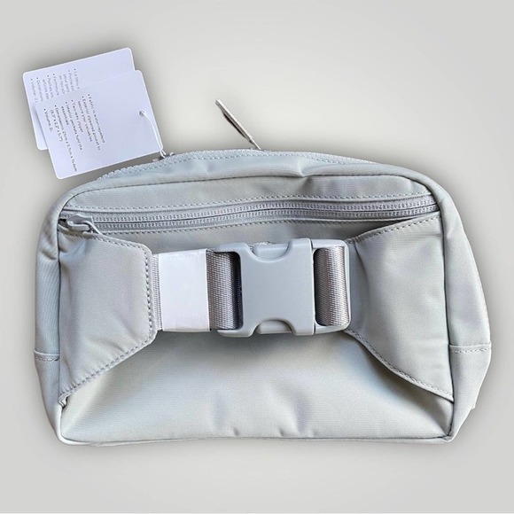 NWT LULULEMON EVERYWHERE BELT BAG LARGE SILVER - OS - Picture 3 of 3